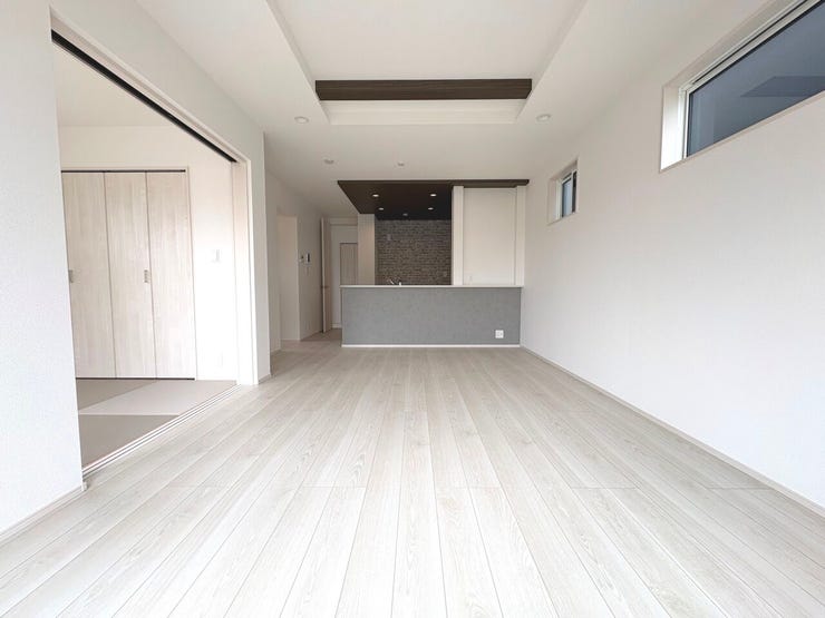 18帖のリビング。折上天井でゆとりある広さを確保しており、ご家族が自然と集まる開放的な空間♪