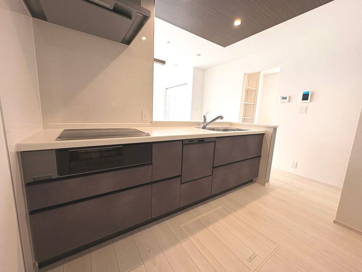 リビング全体を見渡せるカウンターキッチン。IHクッキングヒーターや食洗機で家事楽に!