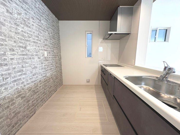 キッチンボードを置いてもゆとりある作業スペースを確保しております。アクセントクロスが魅力的♪