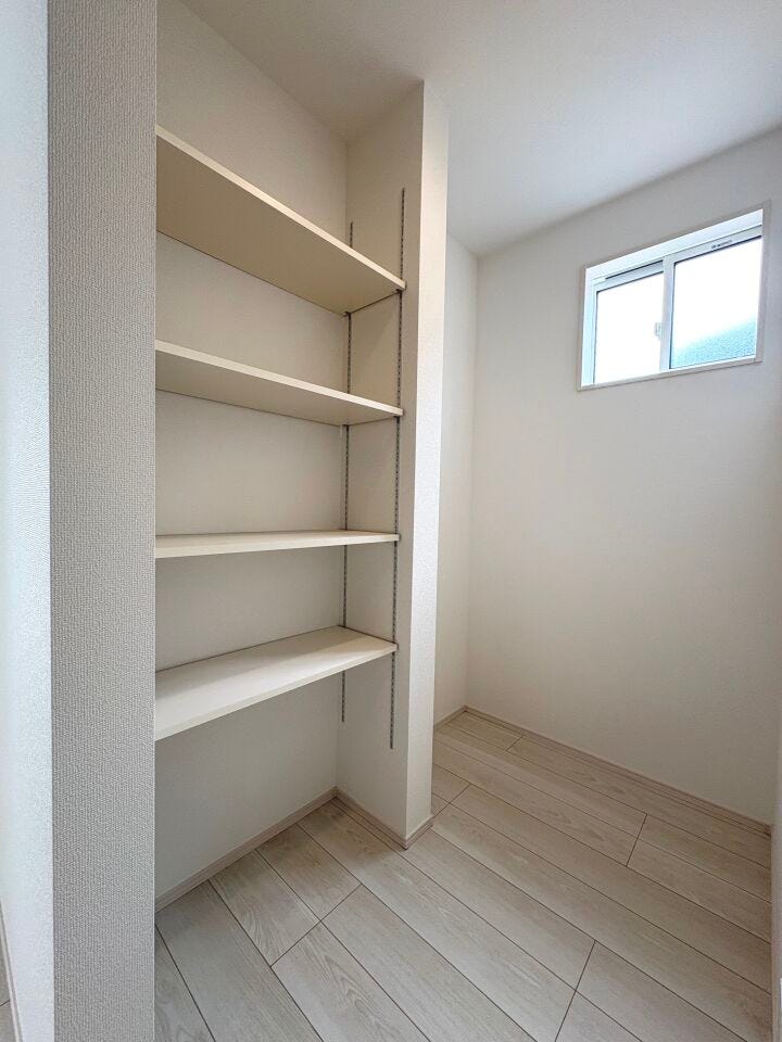 キッチン横には可動棚付きの収納スペースが設置されております。食品や日用品の保管に便利ですね!