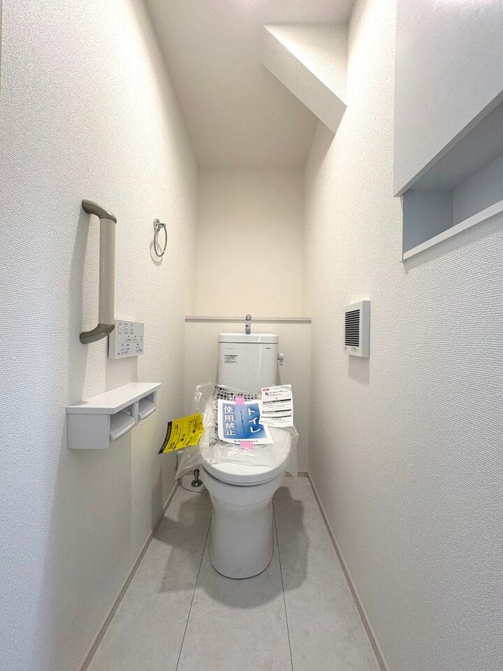 温水洗浄便座付トイレ。各階トイレで混雑時も安心!掃除用品の収納も可能です。