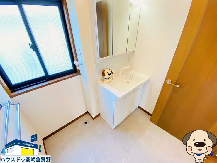 新品にリフォームされた清潔感のある洗面所。朝の身支度や帰宅後の手洗いも気持ちよく使える空間です。