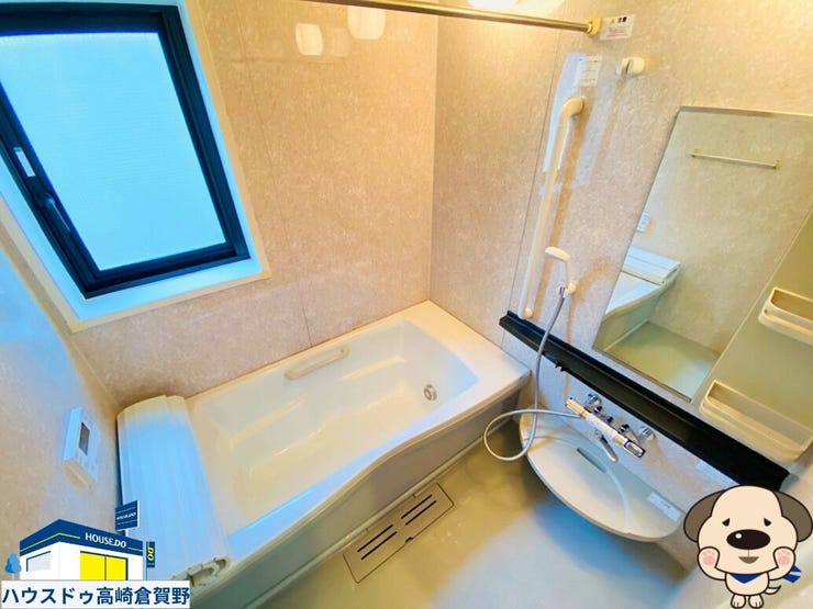 鏡付きで身支度もしやすく、窓もあり換気もスムーズ。明るさと使いやすさを兼ね備えた浴室です。