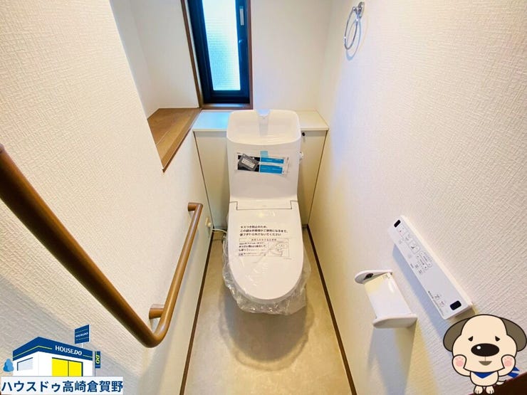 新品交換済みで気持ちよく使えるトイレ。毎日使う場所だからこそ、清潔感のある空間です。