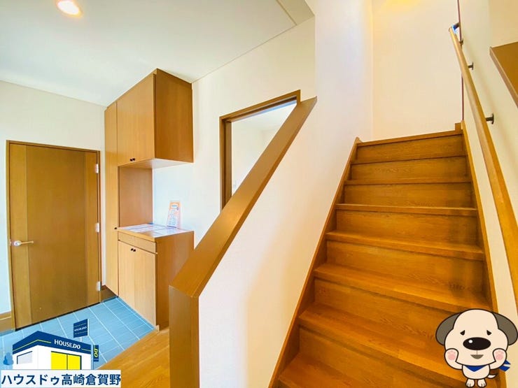 上下階の移動がしやすい階段。日々の暮らしの動線をスムーズにつなぐ、使い勝手のよい空間です。
