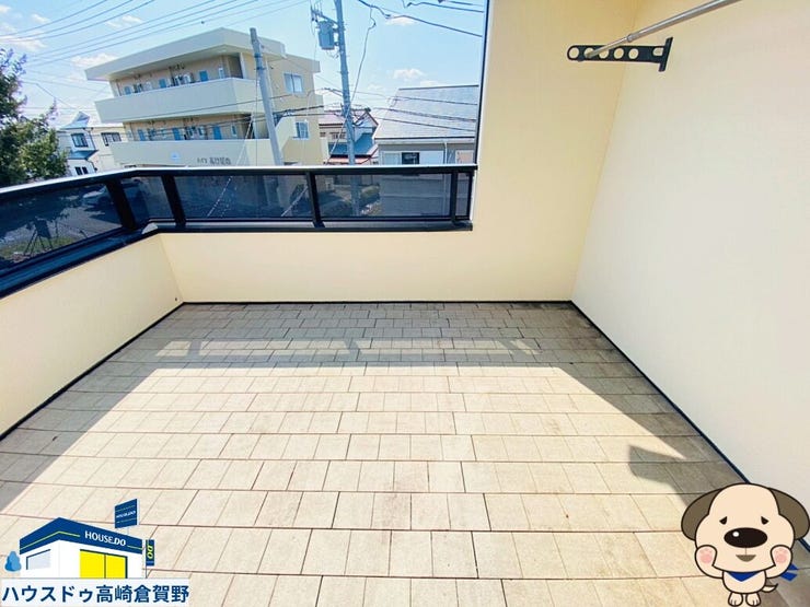 外の空気を感じられるバルコニー付き。洗濯物干しはもちろん、ちょっとした気分転換にも使える便利なスペースです。