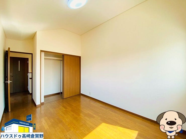 約6帖の使いやすい洋室に収納付き。衣類や荷物もすっきり収まり、快適に過ごせるお部屋です。