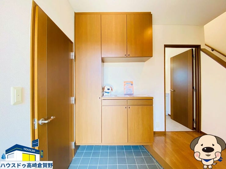 玄関収納に加えてすぐ横にSIC付き。靴やアウトドア用品もすっきり収まり、玄関まわりをきれいに保てます。