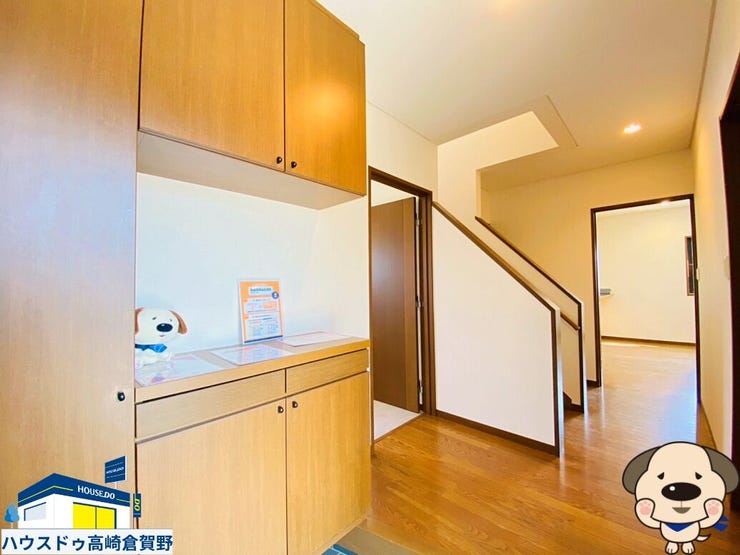 玄関から廊下へとスムーズにつながる動線。帰宅後の移動もスムーズで、暮らしやすさを感じられる空間です。