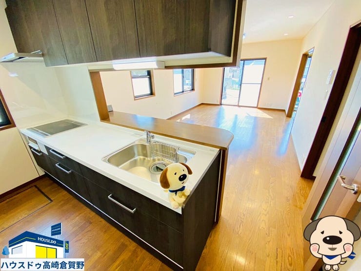 キッチンからリビングまで見渡せる一体感のある空間。料理をしながら家族との会話も楽しめる、心地よい暮らしの中心です。