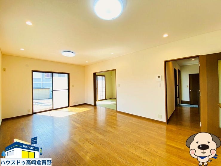 ゆとりある約17帖のリビング。ソファやダイニングを置いても広々と使え、家族での時間をゆったり楽しめる空間です。