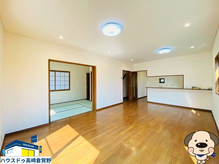 別の角度から見るリビング。広さや家具配置のイメージがしやすく、暮らしのシーンがより想像できる空間です。