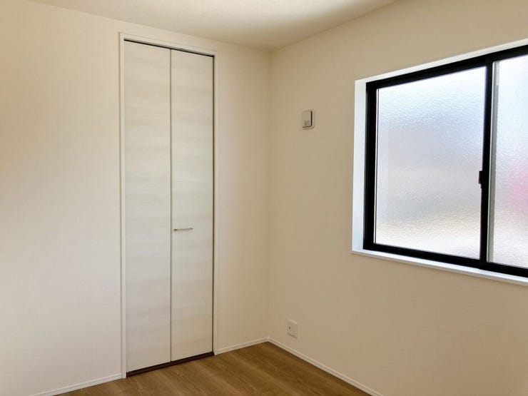 【全室収納付き】
全ての部屋に収納が備わっているため、家族ごとに持ち物を分けて整理しやすく、生活空間をすっきり保てます!
日々の片付けがしやすく、暮らしのリズムが整いやすい嬉しいポイントです♪