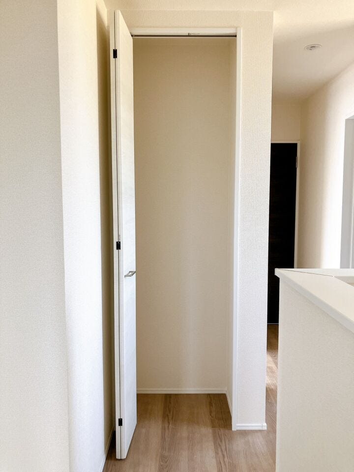 【廊下収納】
廊下にも収納を設けることで、溢れがちな日用品もすっきり収納することが出来ます♪
生活導線に収納を配置することで取り出しやすく、必要な物をすぐに手に取れる動線が確保されます!