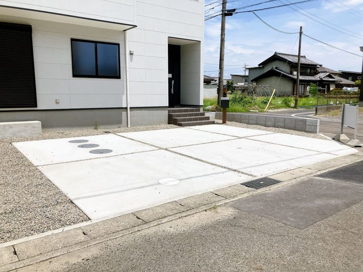 【駐車場 並列2台分】
両方の車が独立して駐車できるため、片方の車を移動させる必要がなく、効率的に出し入れができます!
車を出し入れする際にバックや切り返しも少なくなるため、駐車が楽になります♪