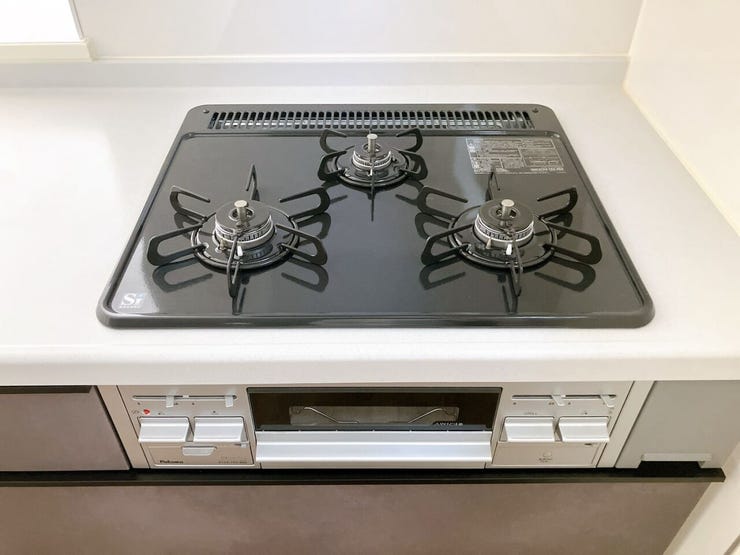 【三口コンロ】
強火、中火、弱火を使い分けて、それぞれに適した調理ができる三口コンロ!
大人数分の料理を手早く準備する際にも便利で、大家族の方やパーティーやイベントのときにも活躍します!