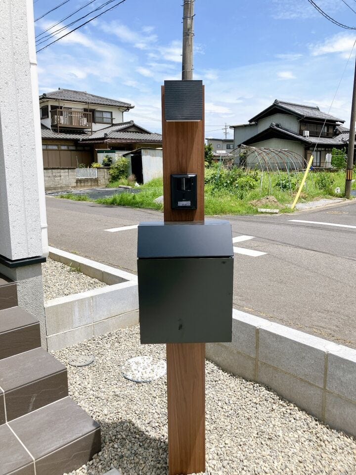 【郵便ポスト】
大切な郵便物をしっかり保管し、不正取得や紛失を防ぐ安心の郵便ポスト!
鍵付きタイプならセキュリティ性が高く、個人情報の保護にも役立ち、日々の受け取りを安全・スムーズにしてくれます!