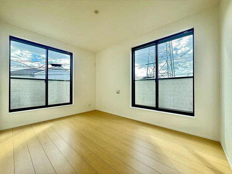 ◇洋室◇
WICを完備し、ご夫婦の主寝室に最適なお部屋です。十分な広さがあるので、大切なプライベート空間を素敵に演出できます。ベッドだけでなく、テレビやサイドテーブルなども置いていただけそうです。