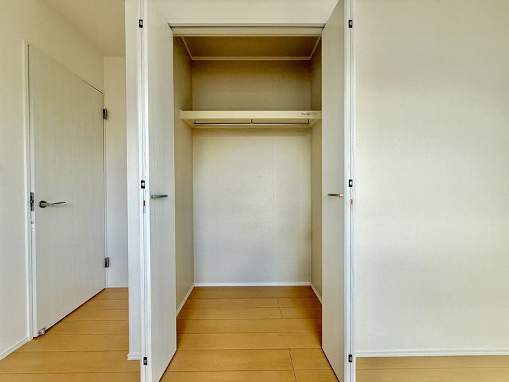 ◇クローゼット◇
クローゼット完備。お洋服もたくさん収納できて、お部屋がスッキリします。ハンガーパイプが設置されており、大切なお洋服が傷まないよう、そのままかけて収納できます。