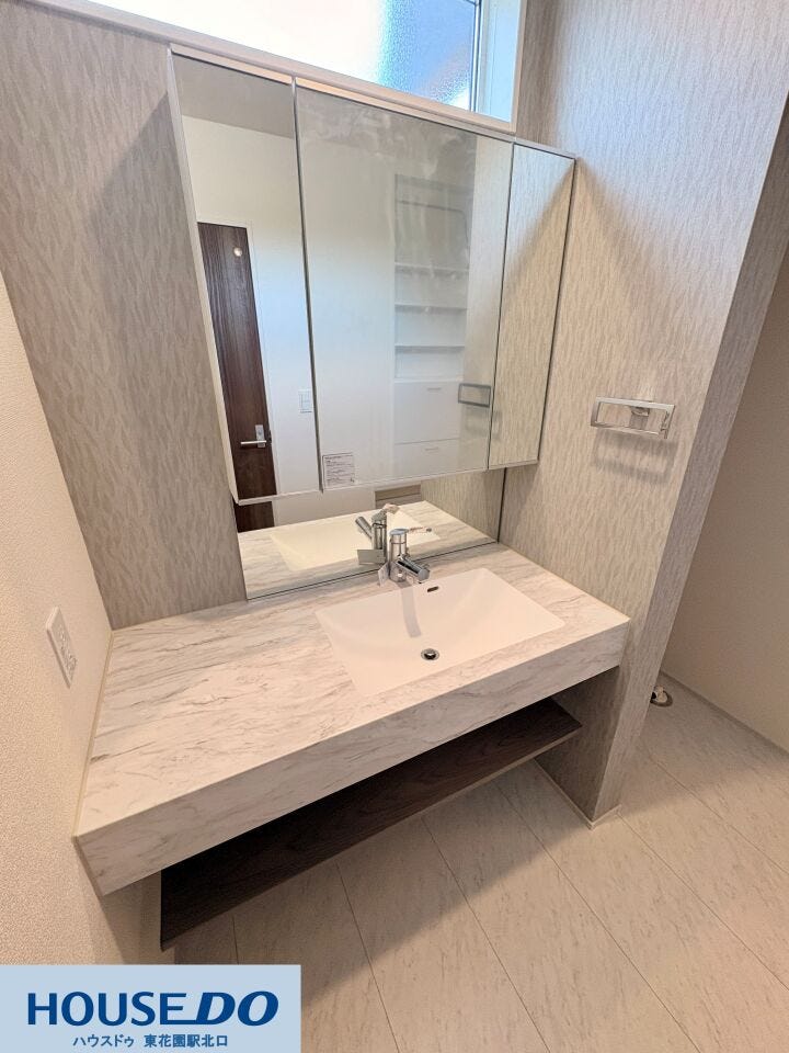 施工事例:真弓4丁目モデルハウス
大理石調のカウンターと木目柄の壁紙が調和した、洗練された空間デザインです!カウンター下にオープンな収納スペースを設けることで、足元にすっきりとした印象を与えます♪