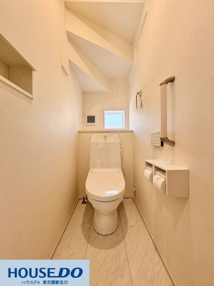 施工事例:真弓4丁目モデルハウス
階段下のデッドスペースを有効活用した機能的なトイレです♪手すりや二連のペーパーホルダー、小窓からの採光など、日々の使い心地に配慮した細かな工夫が凝らされています!