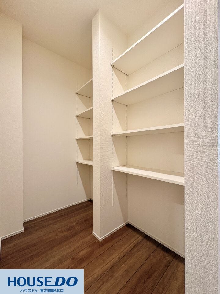 施工事例:真弓4丁目モデルハウス
明るく見通しの良い収納スペースです!何がどこにあるか一目で把握できるため、日々の家事動線がスムーズになります♪キッチン周りを常にすっきりと保つことが可能です!