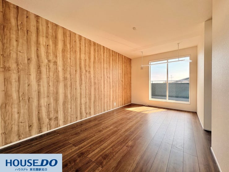 施工事例:真弓4丁目モデルハウス
壁一面に配した木目調のアクセントクロスが、落ち着いた雰囲気を演出します♪室内物干し金具が設置されており、天候や時間を気にせず洗濯物を干せる機能性の高さも魅力です!