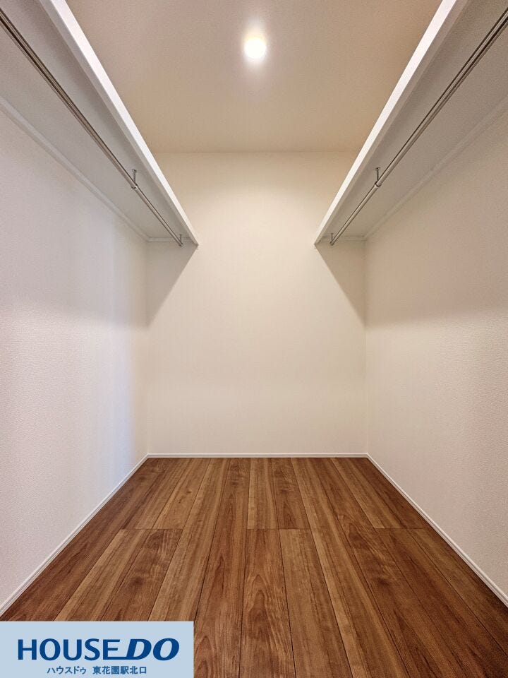 施工事例:真弓4丁目モデルハウス
左右にハンガーパイプを備えた大容量のウォークインクローゼット♪衣類を種類ごとに整理しやすく、足元には収納ボックスも置けるため、居住空間を常に広く保つことが可能です!