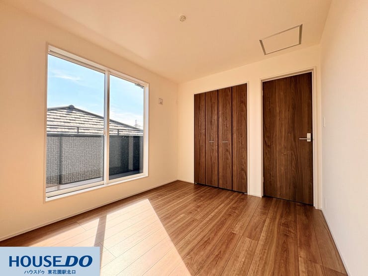 施工事例:真弓4丁目モデルハウス
温かみのある木目調のフローリングが心地よい洋室です!奥行きのあるクローゼットを備えており、衣類や季節物もすっきりと収まるため、お部屋を広くゆったりと使えます♪