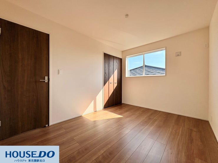 施工事例:真弓4丁目モデルハウス
高い位置に窓を配置することで、プライバシーを守りながら柔らかな自然光を採り入れます♪シンプルな長方形の間取りは家具の配置がしやすく、自分好みの空間を作りやすいです!