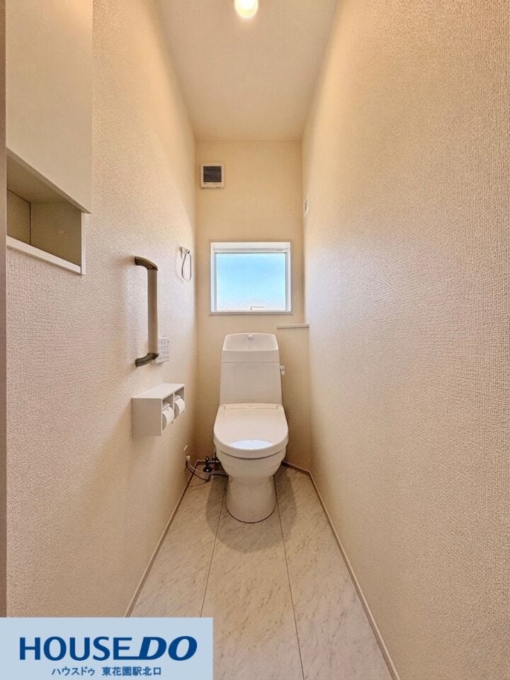 施工事例:真弓4丁目モデルハウス
清潔感のあるホワイトを基調としたトイレ空間♪手洗い付きのタンクや小窓による換気機能、立ち座りをサポートする手すりなど、日々の使いやすさに配慮した設備が整っています!