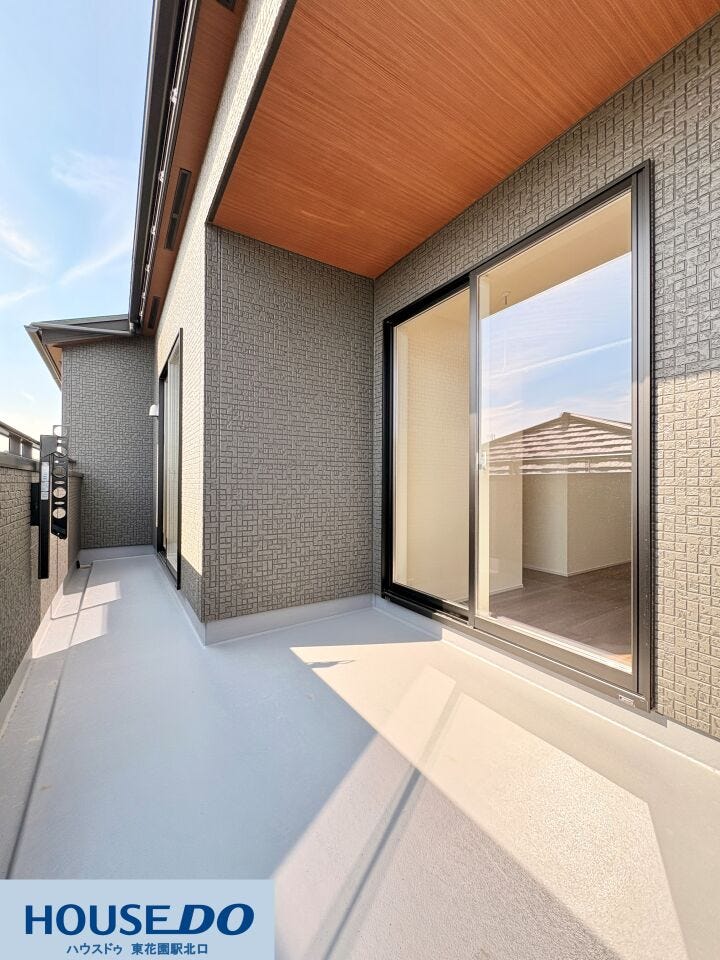 施工事例:真弓4丁目モデルハウス
奥行きがあり、椅子を置いて外の空気を楽しめる広々としたバルコニーです♪深い軒が日差しや雨を適度に遮り、グレーのスタイリッシュな外壁が建物全体の印象を引き締めます!