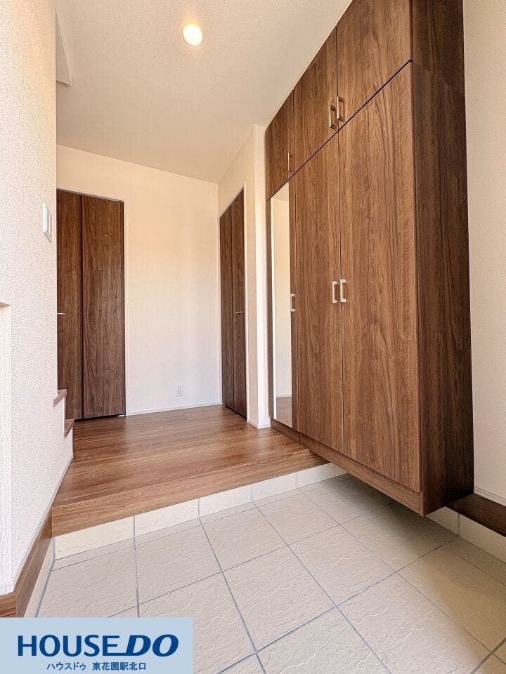 施工事例:真弓4丁目モデルハウス
大容量のシューズボックスを備えた、整理整頓のしやすい玄関です!フロートタイプの収納は足元に空間を作ることで圧迫感を抑え、毎日の出入りを軽やかな気持ちにしてくれます♪