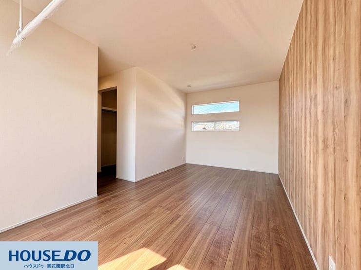 施工事例:真弓4丁目モデルハウス
温かみのある木目調のアクセントクロスが目を引く洋室!上下に分かれた窓からは効率よく光を取り込め、風通しも良好です♪奥行きのある間取りで家具の配置も自由に楽しめます!