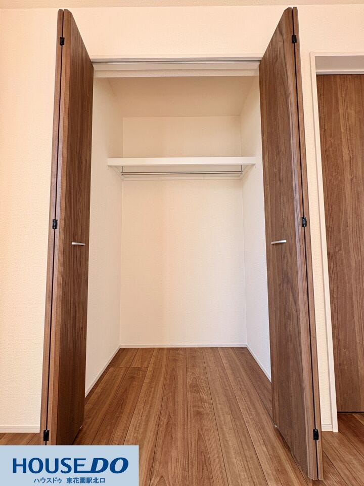 施工事例:真弓4丁目モデルハウス
ハンガーパイプと枕棚が設置された機能的なクローゼットです!丈の長い衣類もシワを気にせず掛けられ、朝の身支度が効率よく進む設計です♪