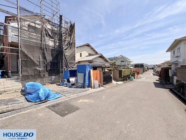 道幅が広く、前面に遮るものがない開放的な立地です。車庫入れも落ち着いて行えるゆとりがあり、毎日の外出や買い出しもスムーズに進められます。