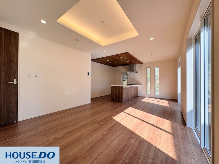 施工事例:真弓4丁目モデルハウス
折り上げ天井の間接照明が、夜のくつろぎ時間を穏やかに演出します♪大きな窓からは温かな日差しが室内の奥まで差し込み、日中は照明をつけずとも明るい空間です!