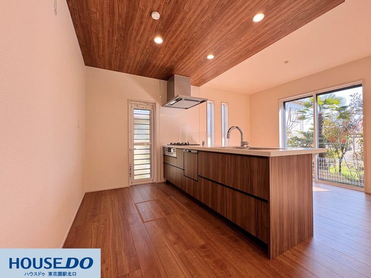 施工事例:真弓4丁目モデルハウス
勝手口を設けたキッチンは、ゴミ出しの動線がスムーズで室内に臭いがこもりにくい設計です♪窓の向こうに広がる庭の緑を眺めながら、開放的な気分で料理を楽しめます!