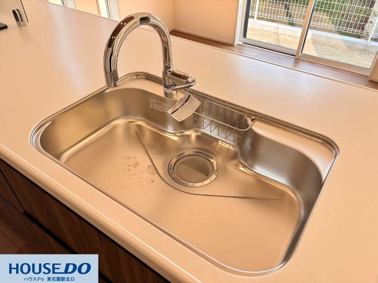 施工事例:真弓4丁目モデルハウス
大きな鍋やフライパンも楽に洗えるワイドなステンレスシンク!拭き掃除がしやすいフラットなワークトップと、節水効果も期待できるスタイリッシュな水栓を採用しています♪