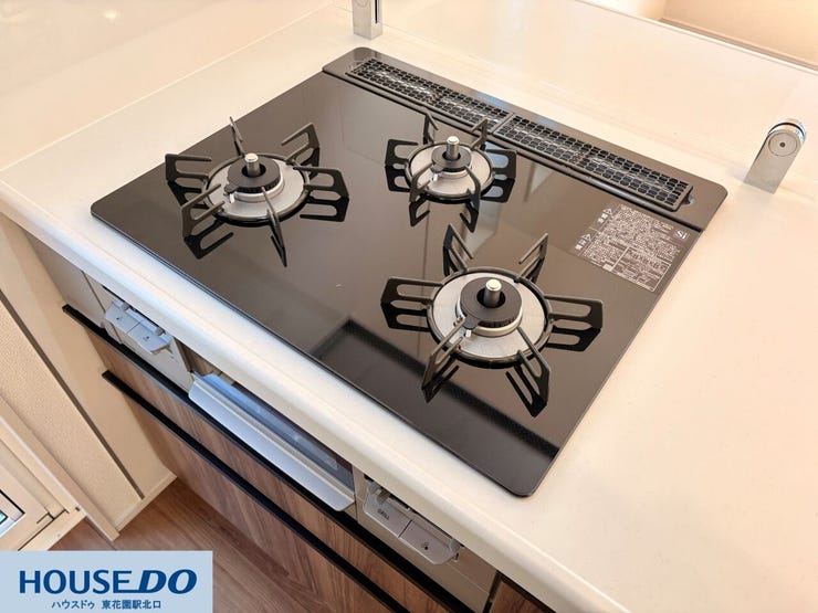 施工事例:真弓4丁目モデルハウス
お手入れが簡単なガラストップの3口コンロ♪同時進行で効率よく調理ができるほか、グリル機能も備わっており、毎日の献立の幅が自然と広がる使い勝手の良さが魅力です!