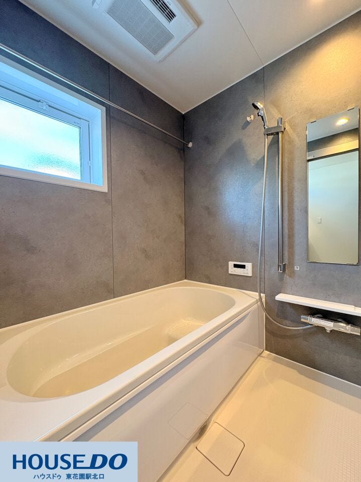 施工事例:真弓4丁目モデルハウス
高級感のある石目調の洗面台と、大きな三面鏡が特徴のサニタリースペース♪鏡の裏側や足元の棚に小物を整理でき、忙しい朝も気持ちよく身支度が整えられます!