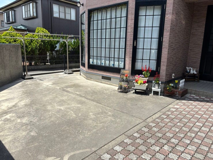 玄関横にBBQもできるゆったりしたスペースが有ります!