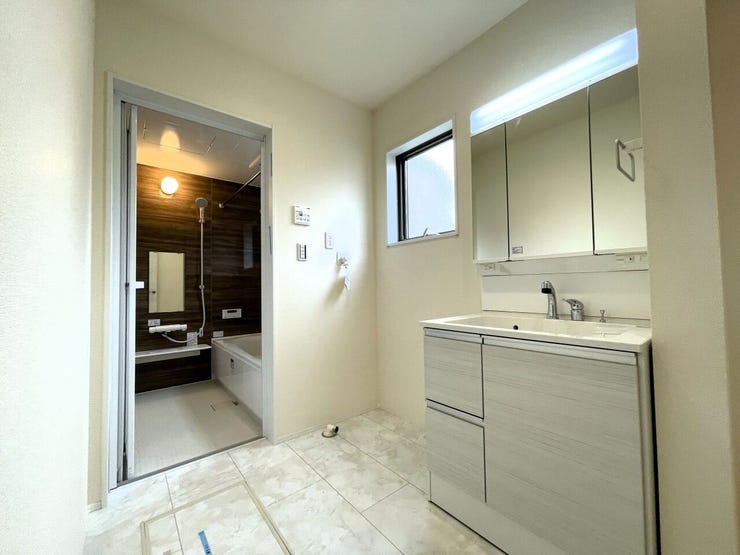 ◇洗面所◇ 同仕様
シャワー付き洗面化粧台♪
三面鏡付で朝の身支度もラクラクです♪