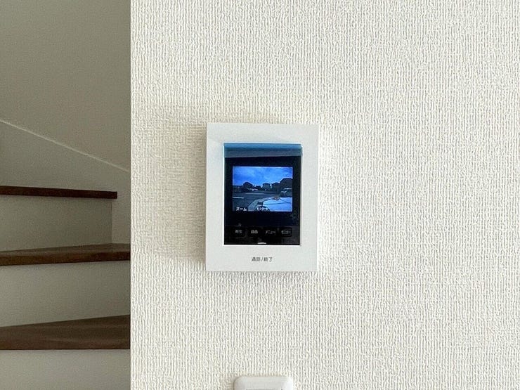 ○カラーモニター付インターホン○ 同仕様
不在時の訪問は自動で録画されます。
訪問者の顔が確認できるのでお子様の留守番にも安心です♪