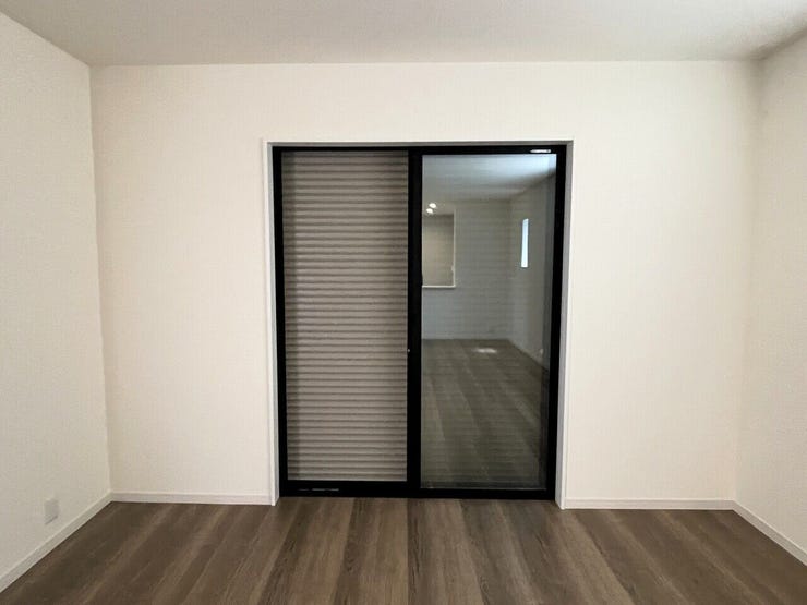 ○シャッター雨戸○ 同仕様
開閉に力が要らないシャッターを採用しています♪
外出時や旅行時の防犯、台風など雨風の強い日にも安心ですね♪