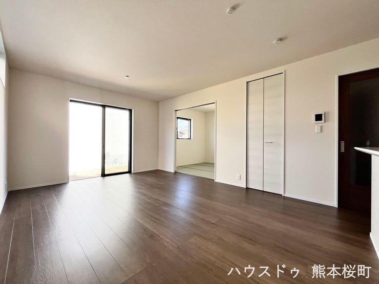 ■安らぎと笑顔の中心地■陽光が優しく降り注ぎ、会話が自然と弾む。ここでは、毎日が特別な時間へと変わります。