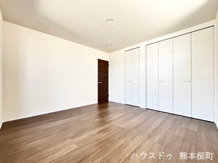 ■2階8帖洋室■心からリラックスできる静けさ、上質な眠りで、毎日をリセットします。明日への活力を養う空間です。