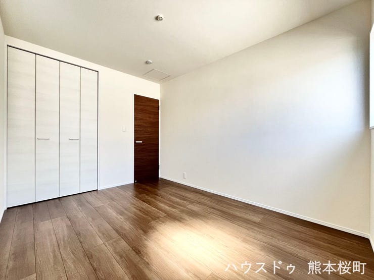 ■2階6帖洋室■寝室、書斎、趣味の部屋。家族の成長やライフスタイルに合わせ、様々な使い方ができる快適な空間です。