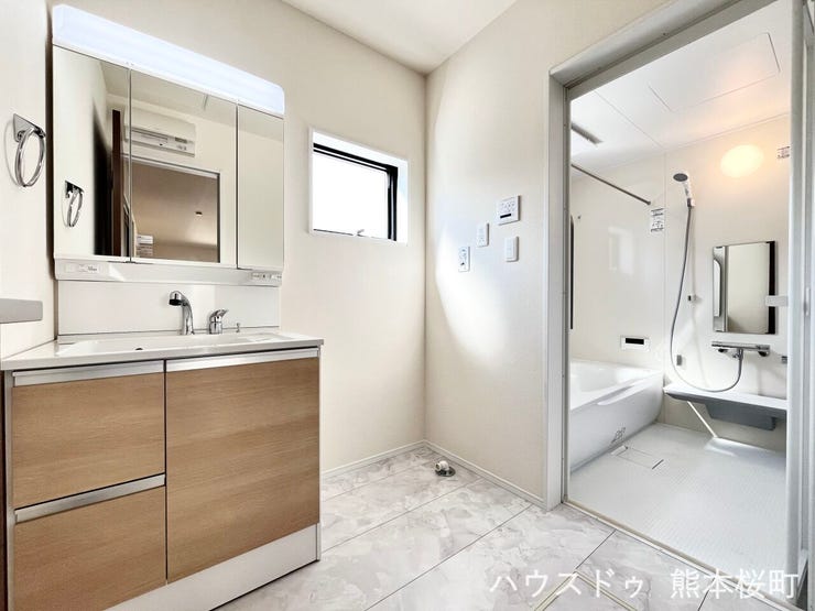 ■清々しいリフレッシュ空間■自分を磨き、気持ちを切り替える。心地よい光が差し込むプライベートスペース。