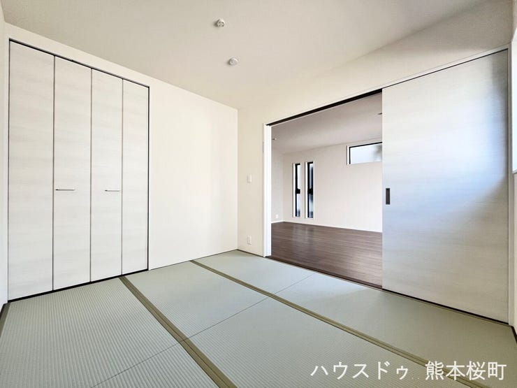 ■1階5.2帖和室■ゲストをもてなし、昼寝や家事にも使える、畳のぬくもりが心地よい多目的万能スペース。